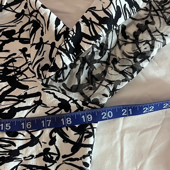 IBKUL Womens Black White Abstract Mesh Panel Long Sleeve Top Size M Pickleball - Picture 4 of 10